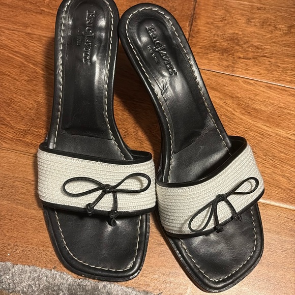 Eric Javits Black & white Leather Thong Slip On Kitten Heels Sandals - Picture 1 of 3